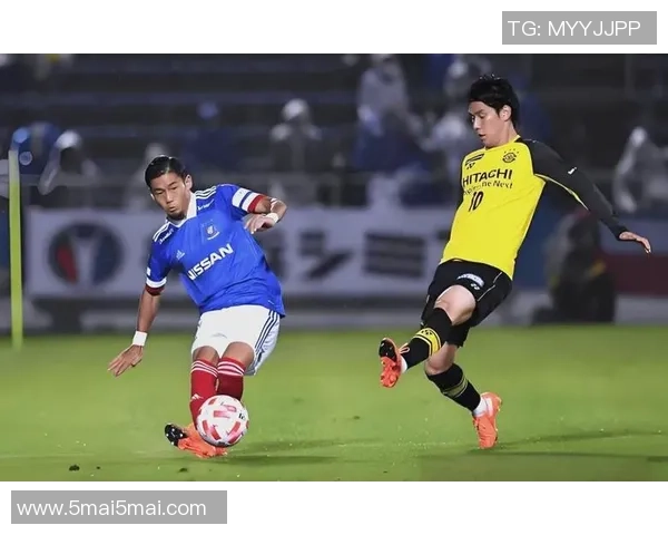 广岛三剑与横滨水手的激烈对决展现足球魅力与团队精神